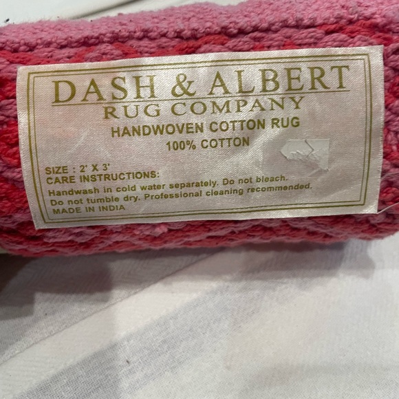New!   Dash and Albert Cotton Rug.   Size 2’x3’ - Picture 2 of 3